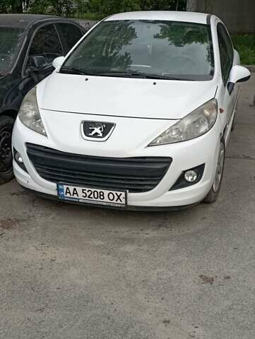Белый Пежо 207, объемом двигателя 1.36 л и пробегом 157 тыс. км за 4800 $, фото 1 на Automoto.ua