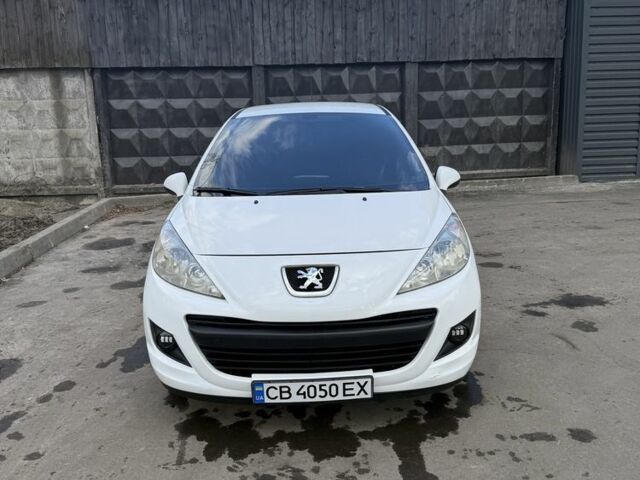Белый Пежо 207, объемом двигателя 1.4 л и пробегом 216 тыс. км за 3700 $, фото 1 на Automoto.ua
