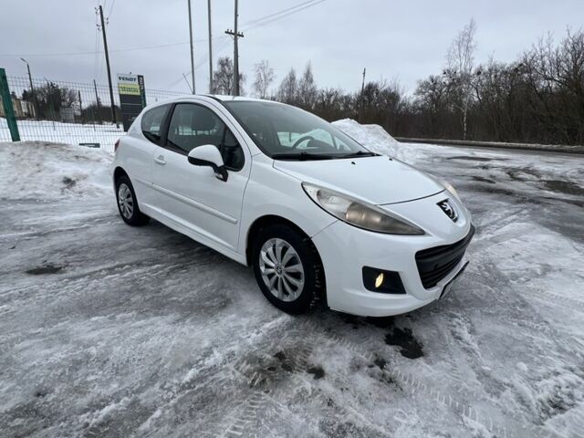 Белый Пежо 207, объемом двигателя 1.4 л и пробегом 198 тыс. км за 3999 $, фото 1 на Automoto.ua