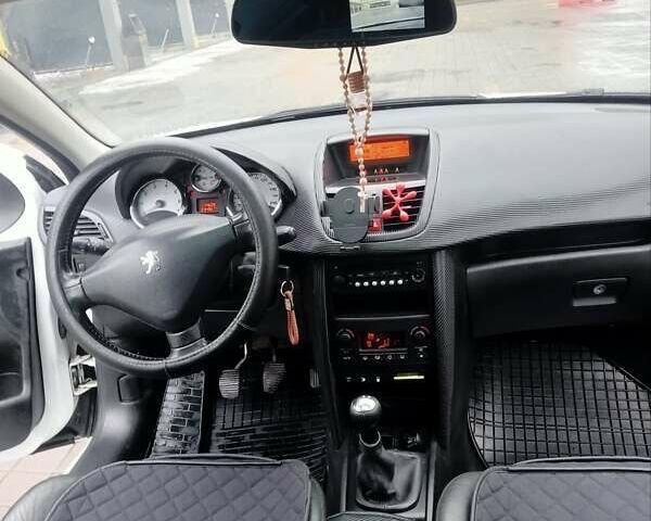 Белый Пежо 207, объемом двигателя 1.6 л и пробегом 240 тыс. км за 3700 $, фото 1 на Automoto.ua
