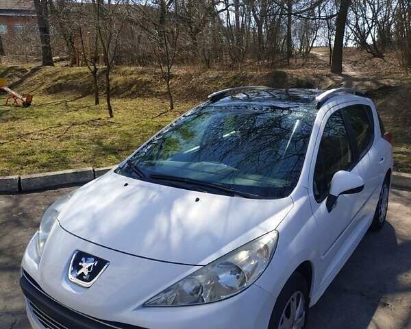 Белый Пежо 207, объемом двигателя 1.6 л и пробегом 210 тыс. км за 5200 $, фото 1 на Automoto.ua