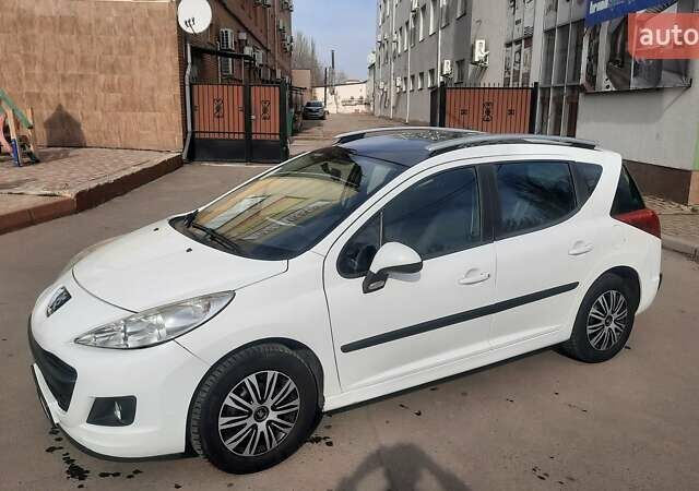 Белый Пежо 207, объемом двигателя 1.6 л и пробегом 218 тыс. км за 4700 $, фото 1 на Automoto.ua