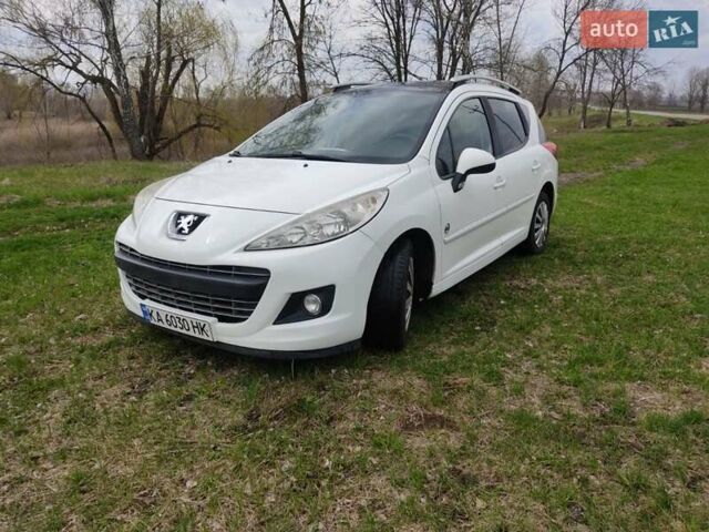 Белый Пежо 207, объемом двигателя 1.6 л и пробегом 300 тыс. км за 6000 $, фото 1 на Automoto.ua