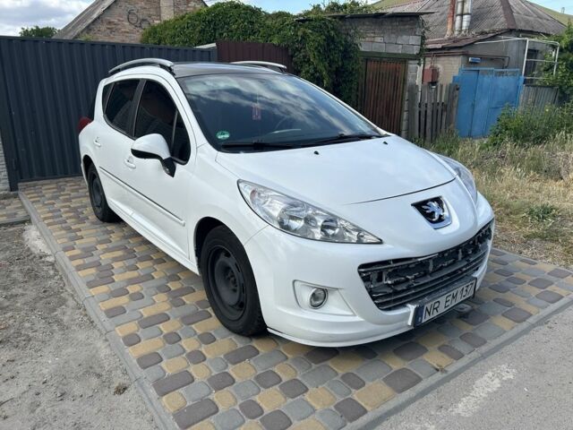 Белый Пежо 207, объемом двигателя 1.4 л и пробегом 154 тыс. км за 2500 $, фото 1 на Automoto.ua