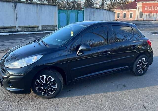 Черный Пежо 207, объемом двигателя 1.36 л и пробегом 145 тыс. км за 4900 $, фото 1 на Automoto.ua