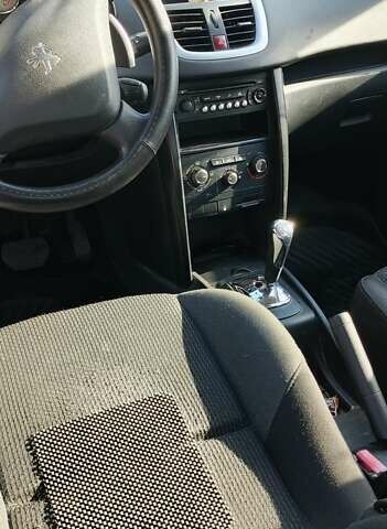 Красный Пежо 207, объемом двигателя 1.36 л и пробегом 170 тыс. км за 4500 $, фото 1 на Automoto.ua