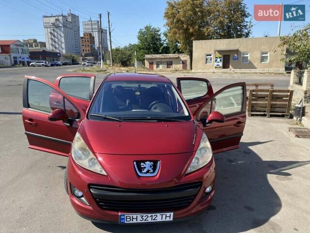 Красный Пежо 207, объемом двигателя 1.6 л и пробегом 150 тыс. км за 5700 $, фото 1 на Automoto.ua