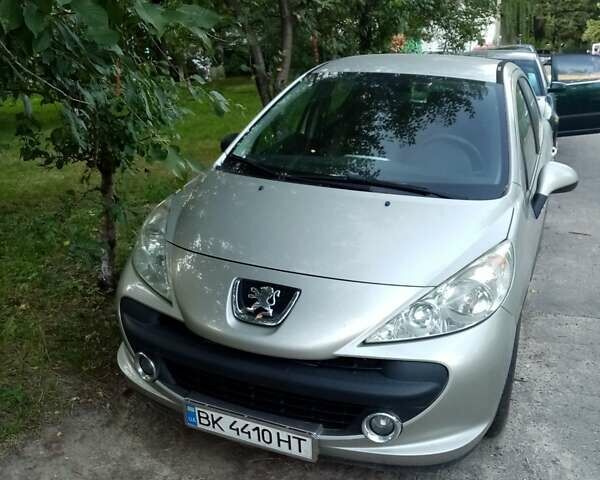 Сірий Пежо 207, об'ємом двигуна 1.4 л та пробігом 242 тис. км за 4500 $, фото 1 на Automoto.ua