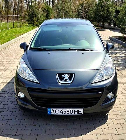 Серый Пежо 207, объемом двигателя 1.6 л и пробегом 224 тыс. км за 5300 $, фото 1 на Automoto.ua