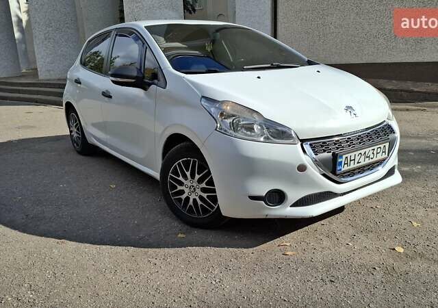 Белый Пежо 208, объемом двигателя 1.4 л и пробегом 300 тыс. км за 6700 $, фото 1 на Automoto.ua