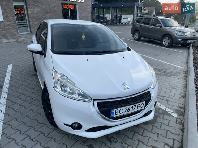 Белый Пежо 208, объемом двигателя 1 л и пробегом 68 тыс. км за 5700 $, фото 1 на Automoto.ua