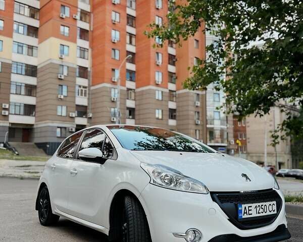 Белый Пежо 208, объемом двигателя 1.56 л и пробегом 175 тыс. км за 7900 $, фото 1 на Automoto.ua