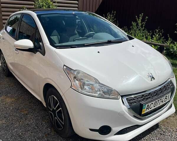 Білий Пежо 208, об'ємом двигуна 1.2 л та пробігом 160 тис. км за 6000 $, фото 1 на Automoto.ua