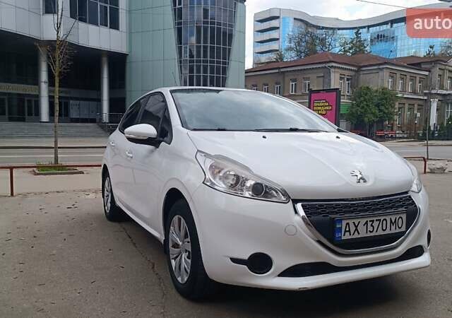 Белый Пежо 208, объемом двигателя 1.2 л и пробегом 92 тыс. км за 7500 $, фото 1 на Automoto.ua