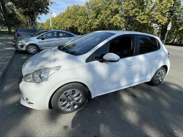 Белый Пежо 208, объемом двигателя 1.2 л и пробегом 160 тыс. км за 6200 $, фото 1 на Automoto.ua