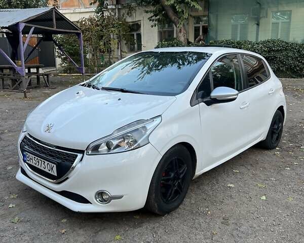 Пежо 208 2013 в Одессе на Automoto.ua Белый Пежо 208, объемом двигателя 1.56 л и пробегом 190 тыс. км за 4999 $, фото 1 на Automoto.ua