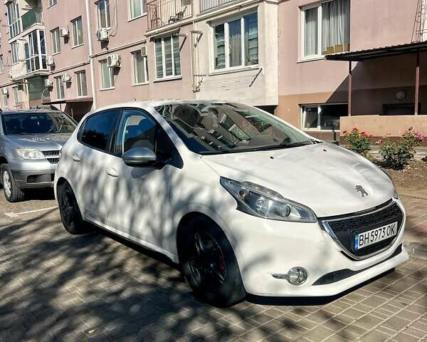 Белый Пежо 208, объемом двигателя 1.6 л и пробегом 195 тыс. км за 5500 $, фото 1 на Automoto.ua