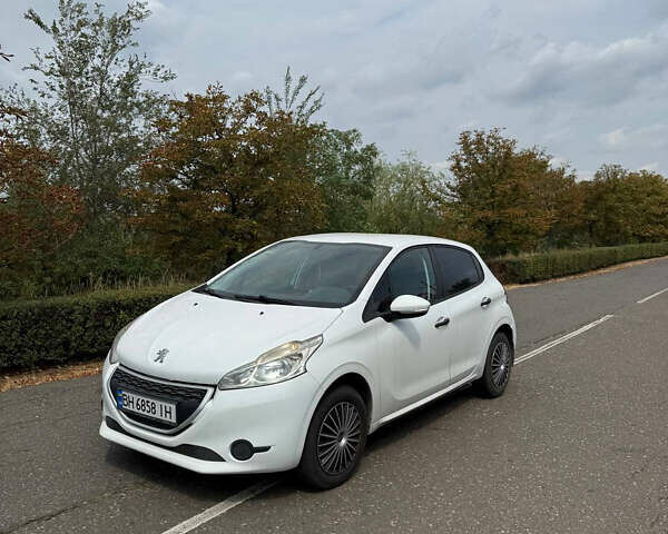 Белый Пежо 208, объемом двигателя 1 л и пробегом 198 тыс. км за 4000 $, фото 1 на Automoto.ua