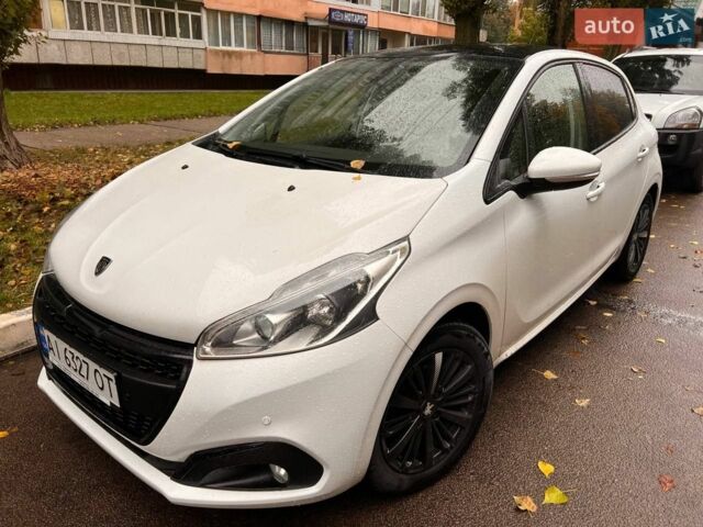 Белый Пежо 208, объемом двигателя 1.2 л и пробегом 120 тыс. км за 8300 $, фото 1 на Automoto.ua