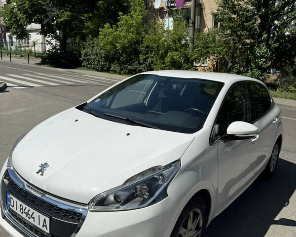 Белый Пежо 208, объемом двигателя 1.2 л и пробегом 71 тыс. км за 9300 $, фото 1 на Automoto.ua