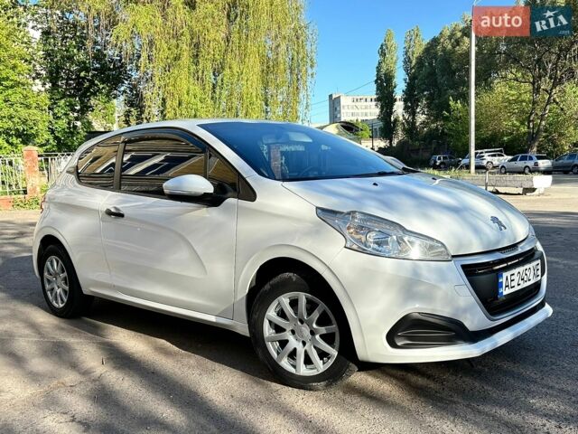 Белый Пежо 208, объемом двигателя 1.2 л и пробегом 174 тыс. км за 5900 $, фото 1 на Automoto.ua