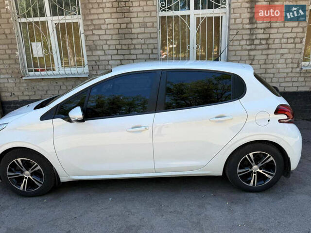 Белый Пежо 208, объемом двигателя 1.2 л и пробегом 66 тыс. км за 9600 $, фото 1 на Automoto.ua