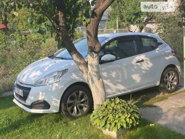 Белый Пежо 208, объемом двигателя 1.2 л и пробегом 110 тыс. км за 9000 $, фото 1 на Automoto.ua