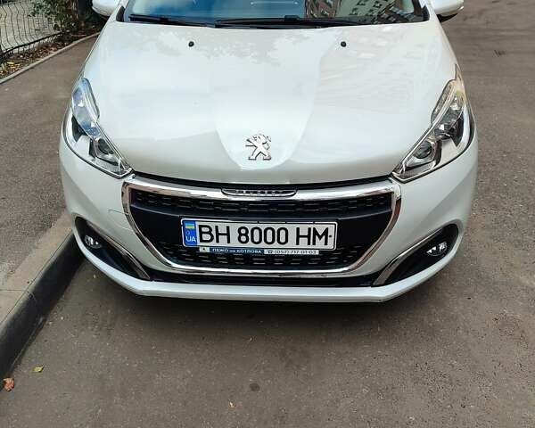 Белый Пежо 208, объемом двигателя 1.2 л и пробегом 57 тыс. км за 8500 $, фото 1 на Automoto.ua