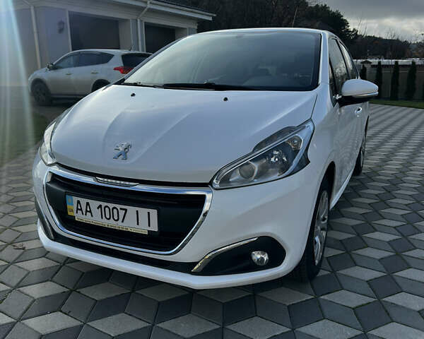 Белый Пежо 208, объемом двигателя 1.2 л и пробегом 102 тыс. км за 7200 $, фото 1 на Automoto.ua