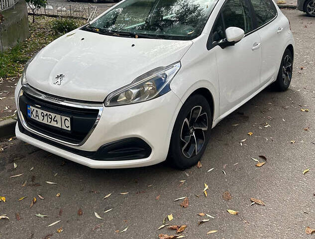 Белый Пежо 208, объемом двигателя 1.2 л и пробегом 133 тыс. км за 8000 $, фото 1 на Automoto.ua