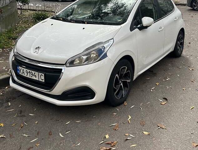 Белый Пежо 208, объемом двигателя 1.2 л и пробегом 133 тыс. км за 7800 $, фото 1 на Automoto.ua