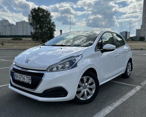 Белый Пежо 208, объемом двигателя 1.2 л и пробегом 106 тыс. км за 8900 $, фото 1 на Automoto.ua
