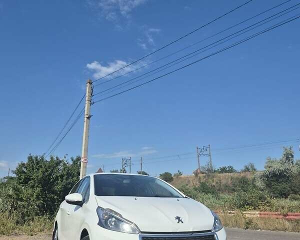 Белый Пежо 208, объемом двигателя 1.2 л и пробегом 42 тыс. км за 10000 $, фото 1 на Automoto.ua