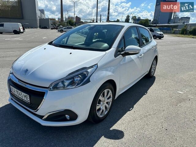 Белый Пежо 208, объемом двигателя 1.2 л и пробегом 67 тыс. км за 8800 $, фото 1 на Automoto.ua