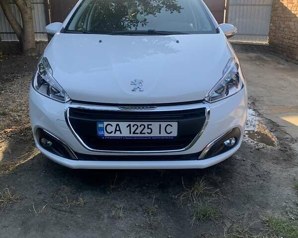 Белый Пежо 208, объемом двигателя 1.2 л и пробегом 28 тыс. км за 13000 $, фото 1 на Automoto.ua