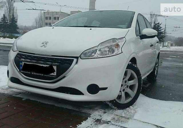 Белый Пежо 208, объемом двигателя 1 л и пробегом 94 тыс. км за 8200 $, фото 1 на Automoto.ua