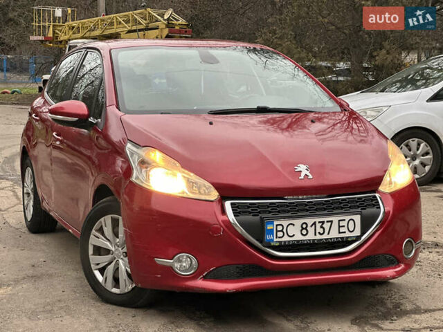 Красный Пежо 208, объемом двигателя 1.2 л и пробегом 177 тыс. км за 5500 $, фото 1 на Automoto.ua
