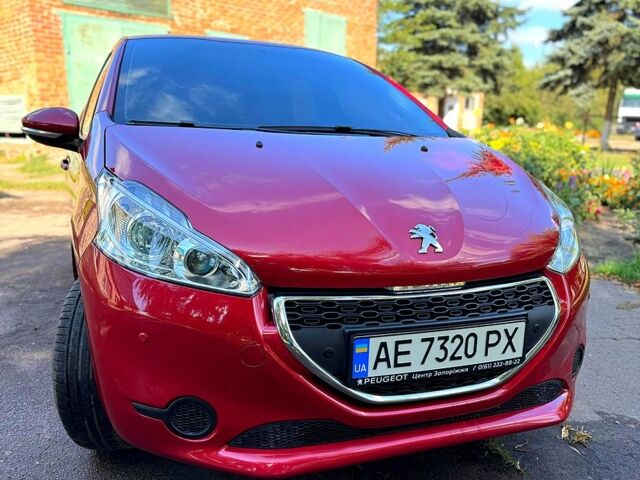 Красный Пежо 208, объемом двигателя 1.2 л и пробегом 101 тыс. км за 7400 $, фото 1 на Automoto.ua