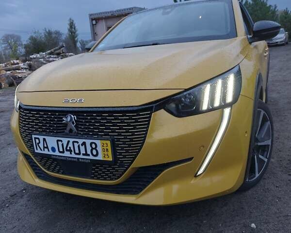 Желтый Пежо 208, объемом двигателя 0 л и пробегом 44 тыс. км за 16300 $, фото 1 на Automoto.ua