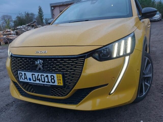 Желтый Пежо 208, объемом двигателя 0 л и пробегом 44 тыс. км за 15700 $, фото 1 на Automoto.ua