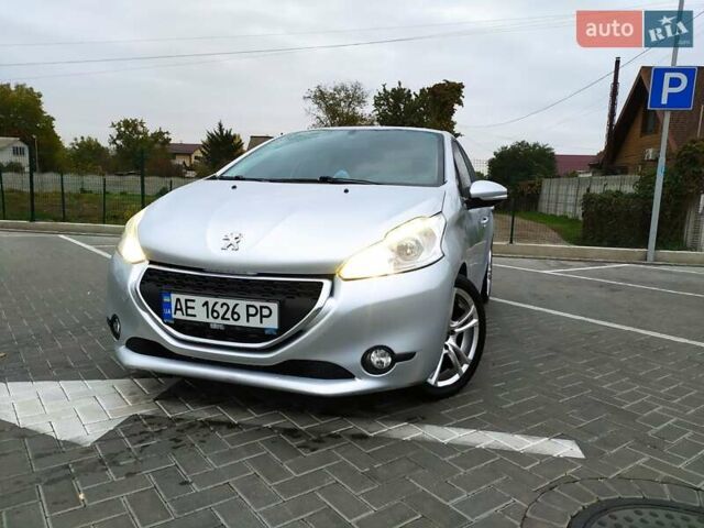 Пежо 208 2013 в Днепре (Днепропетровске) на Automoto.ua Серый Пежо 208, объемом двигателя 1.2 л и пробегом 175 тыс. км за 6200 $, фото 1 на Automoto.ua