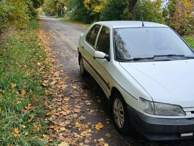 Белый Пежо 306, объемом двигателя 1.4 л и пробегом 364 тыс. км за 1300 $, фото 1 на Automoto.ua