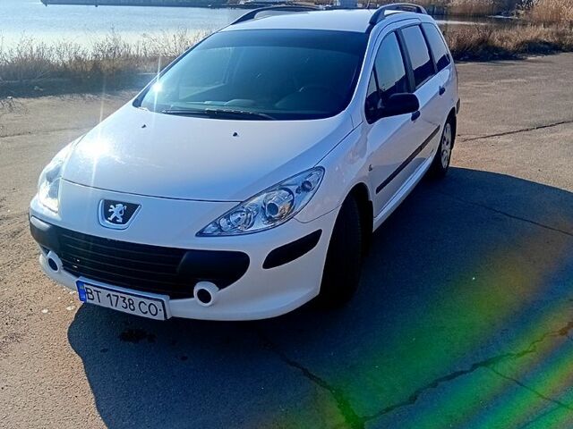 Белый Пежо 307, объемом двигателя 1.4 л и пробегом 166 тыс. км за 4300 $, фото 1 на Automoto.ua