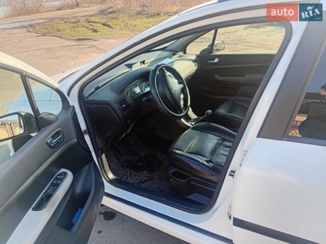 Білий Пежо 307, об'ємом двигуна 1.4 л та пробігом 166 тис. км за 4300 $, фото 1 на Automoto.ua