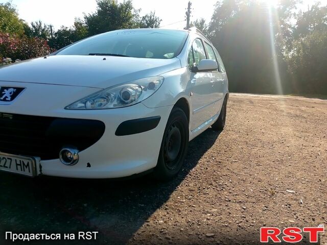 Белый Пежо 307, объемом двигателя 1.4 л и пробегом 273 тыс. км за 4200 $, фото 1 на Automoto.ua