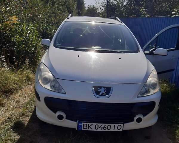 Белый Пежо 307, объемом двигателя 1.56 л и пробегом 242 тыс. км за 3900 $, фото 1 на Automoto.ua