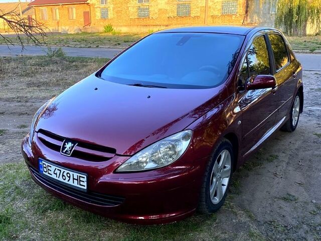 Красный Пежо 307, объемом двигателя 2 л и пробегом 250 тыс. км за 3500 $, фото 1 на Automoto.ua