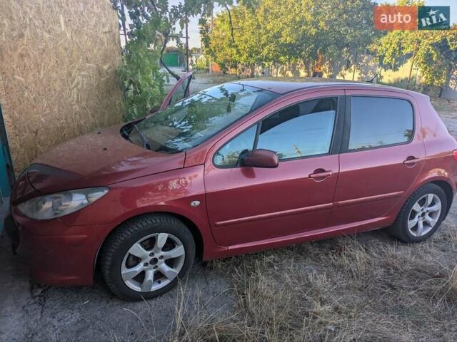 Красный Пежо 307, объемом двигателя 2 л и пробегом 275 тыс. км за 4500 $, фото 1 на Automoto.ua