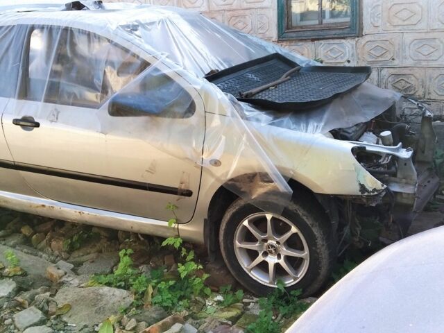 Серый Пежо 307, объемом двигателя 1.4 л и пробегом 250 тыс. км за 750 $, фото 1 на Automoto.ua