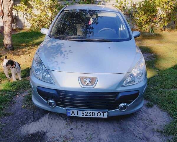 Серый Пежо 307, объемом двигателя 2 л и пробегом 230 тыс. км за 4000 $, фото 1 на Automoto.ua